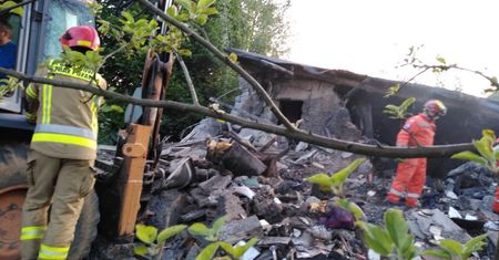 Wybuch gazu i pożar w budynku w Zebrzydowicach. Dwie osoby nie żyją