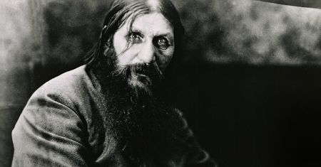 Rasputin przeżył otrucie cyjankiem i dwa postrzały. Co wreszcie go zabiło?