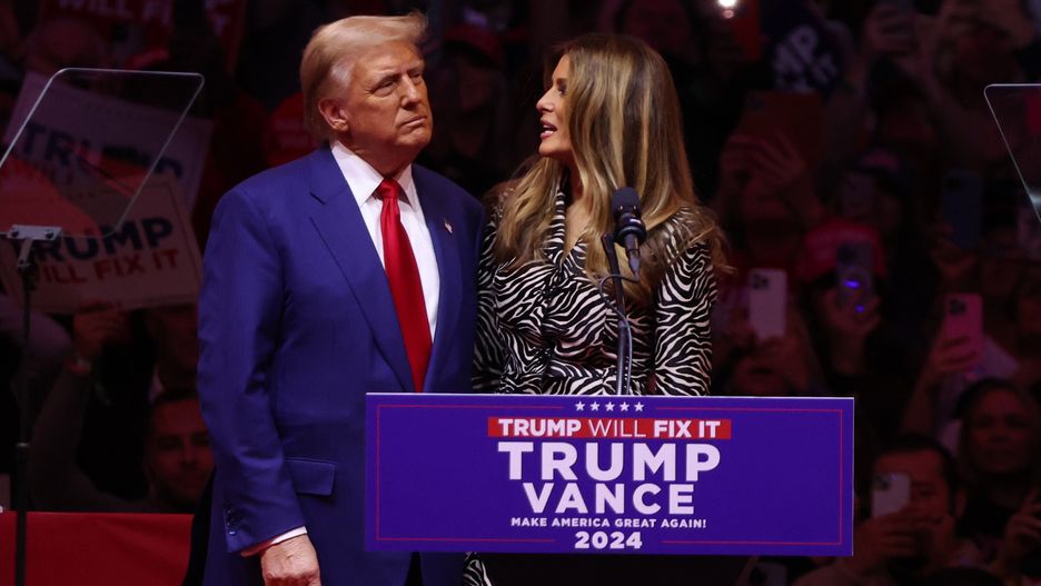 Former US President and Republican presidential candidate Donald Trump (L), stands with former First Lady Melania Trump (R), during a rally at Madison Square Garden in New York, New York, USA, 27 October 2024. Trump is facing US Vice President and Democratic presidential candidate Kamala Harris in the upcoming election on 05 November 2024. EPA/SARAH YENESEL Dostawca: PAP/EPA.