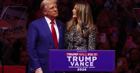 Nagle pojawiła się na scenie. Niecodzienny widok na wiecu Trumpa