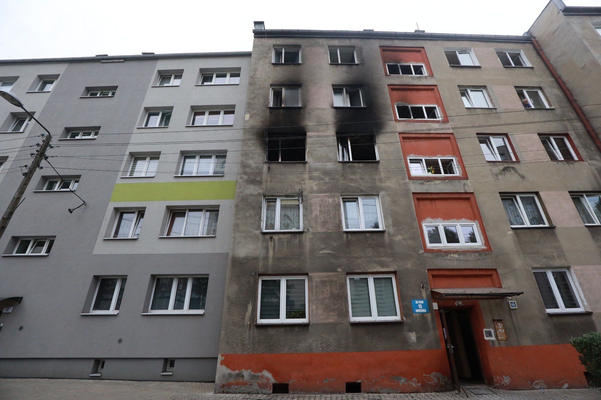 Dramatyczna noc w Chorzowie. Mieszkanka bloku, gdzie doszło do tragicznego pożaru: &#34;Nagle ktoś zaczął przeraźliwie walić w drzwi&#34;