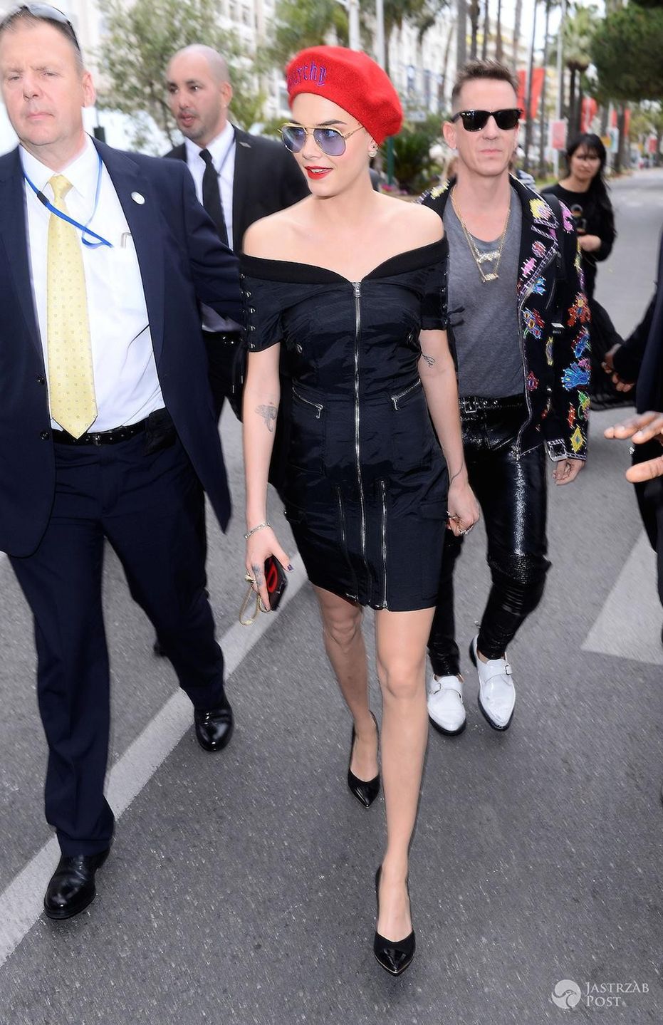 Cara Delevingne na spacerze w Cannes 2017