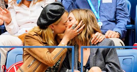 Cara Delevingne i Ashley Benson podczas US OPEN. Nie hamowały się