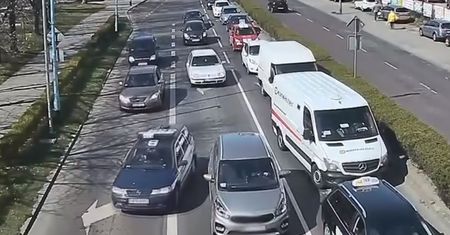 Policja zatrzymała "pirata drogowego". Po chwili eskortowali go do szpitala