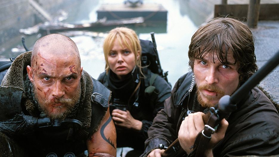 Matthew McConaughey, Izabella Scorupco i Christian Bale w filmie "Władcy ognia"