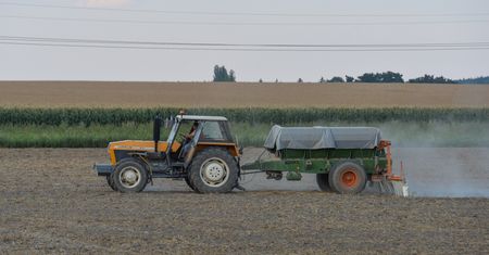 Tragiczna śmierć 2,5-latka. Uruchomił ciągnik i spadł pod jego koło