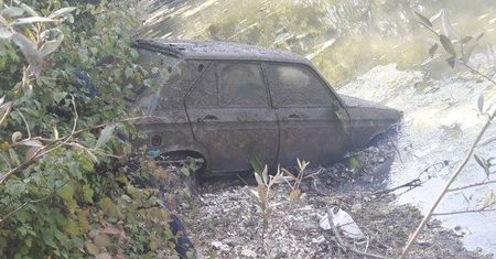 Policja wyciągnęła auto z bagna. Skradziono je blisko 40 lat temu