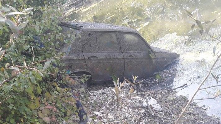 Peugeot 104 wyciągnięty z bagna