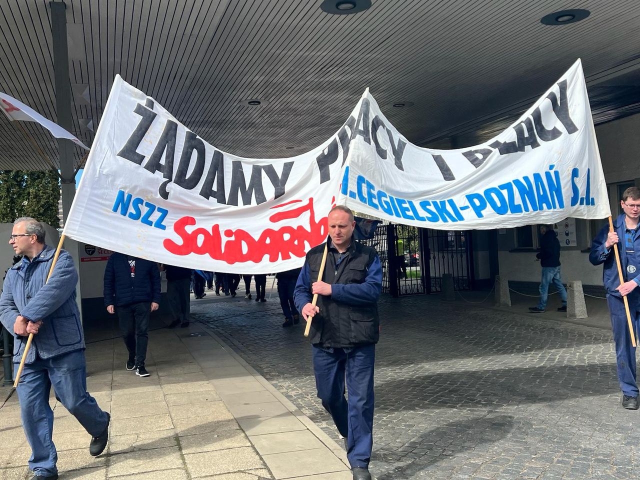 Protest przed Zakładami H. Cegielskiego w Poznaniu- pracownicy opuścili fabrykę i wyszli na ulice.