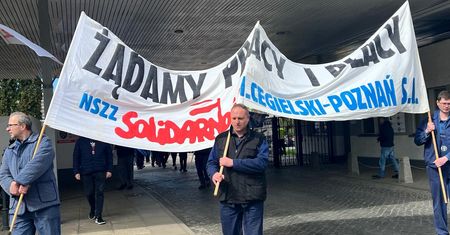 Protest przed Zakładami H. Cegielskiego w Poznaniu- pracownicy opuścili fabrykę i wyszli na ulice.