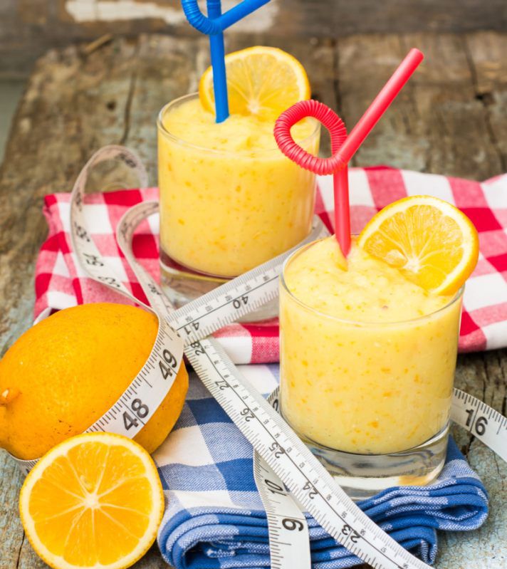 Żółte smoothie z mango i pomarańczy