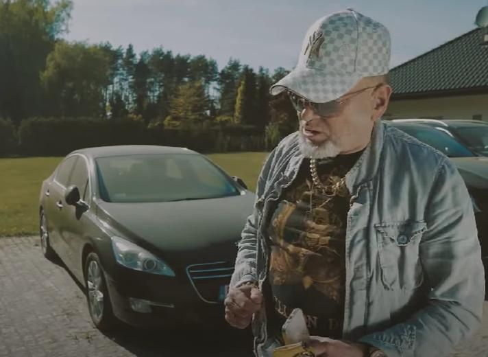 Krzysztof Rutkowski i jego flotylla aut (Puegot 508)