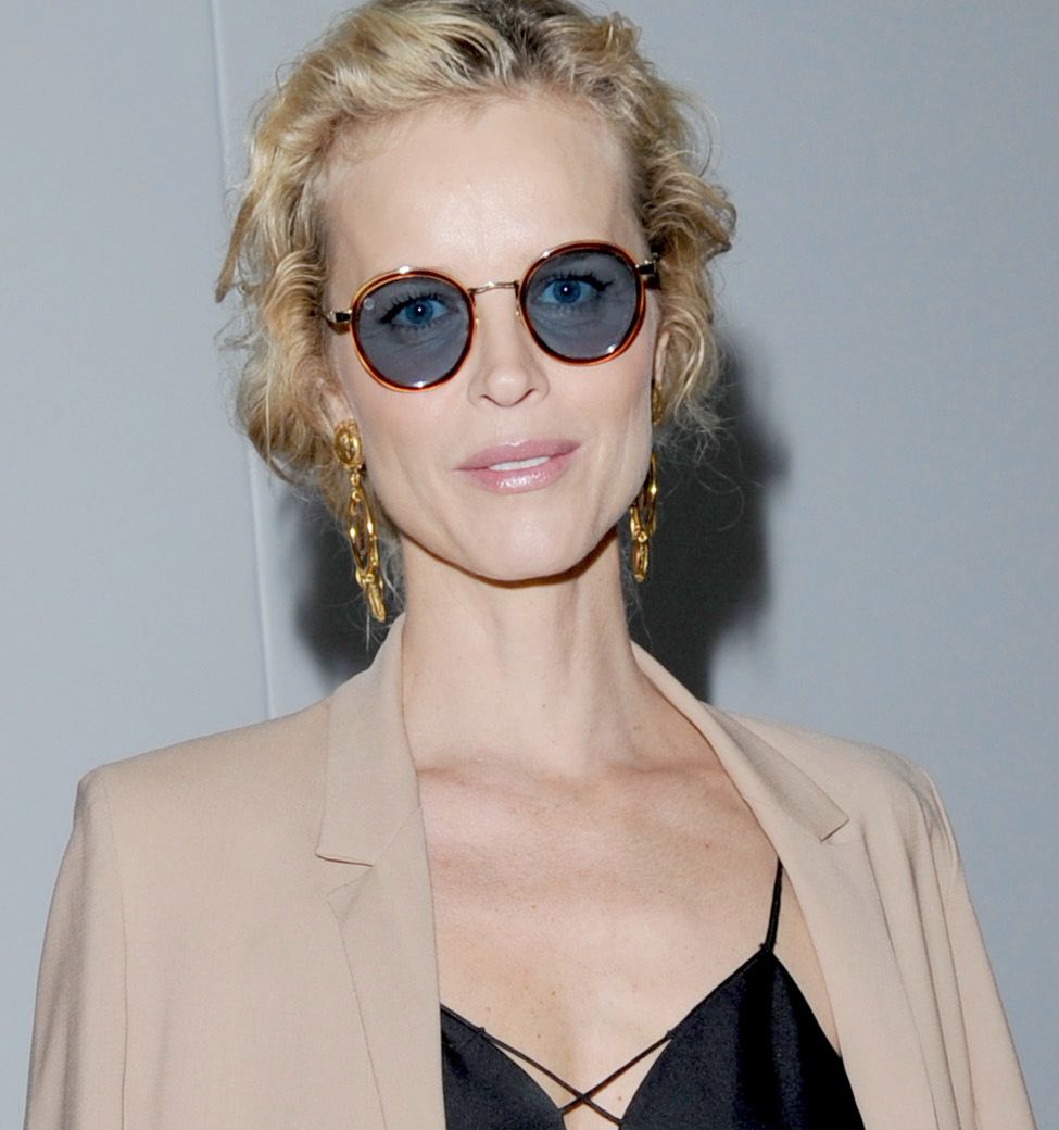 LOOK OF THE DAY: Eva Herzigova w beżowym garniturze