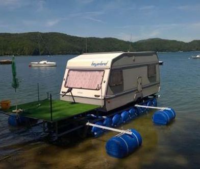 Oto sposób, aby wyróżnić się na Mazurach. Pływa i ma panele słoneczne