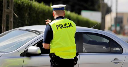 Pędził przez miasto i łamał przepisy. Potem dziękował policji za pomoc