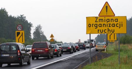 Dwa lata na wprowadzenie prostego przepisu to za mało. Jazda na suwak to dalej kwestia uprzejmości