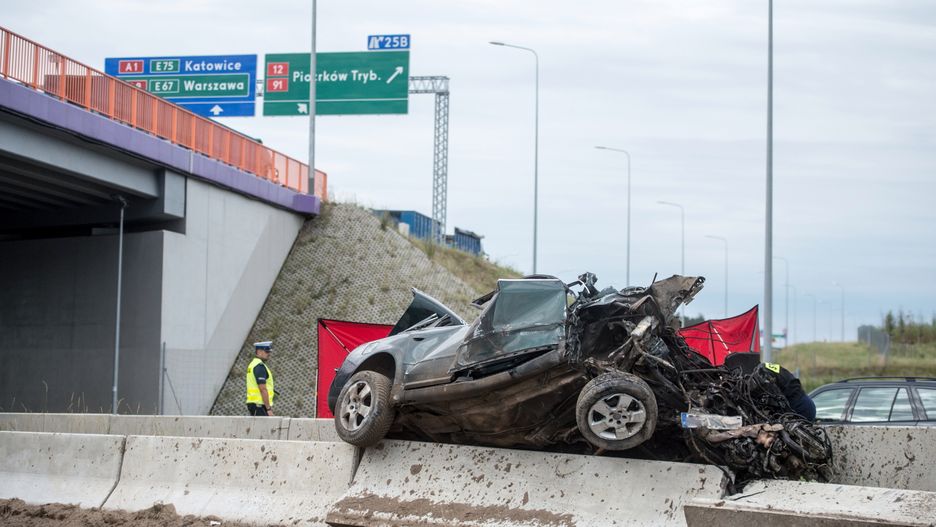 Kierujący Audi przebił barierę na wiadukcie autostrady A1