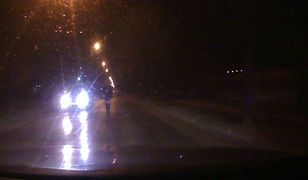 Dziewczyna zatrzymała auto. Nie zamierzała zejść z drogi