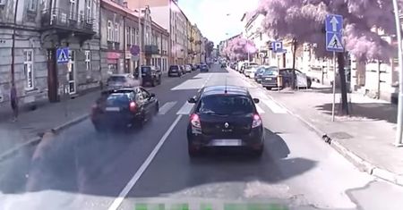 Refleks uratował jej życie. W ostatnim momencie zauważyła rozpędzony samochód