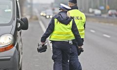 Ukrainiec zatrzymany przez drogówkę. Przewoził 30 pasażerów w 2-osobowym busie