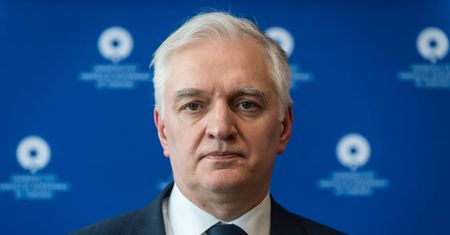 Jarosław Gowin dostał słoik z pieniędzmi. Przekaże je na cele charytatywne