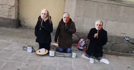 Przed kościołami zbierali na Gowina. Działacze KOD mieli maski wicepremiera
