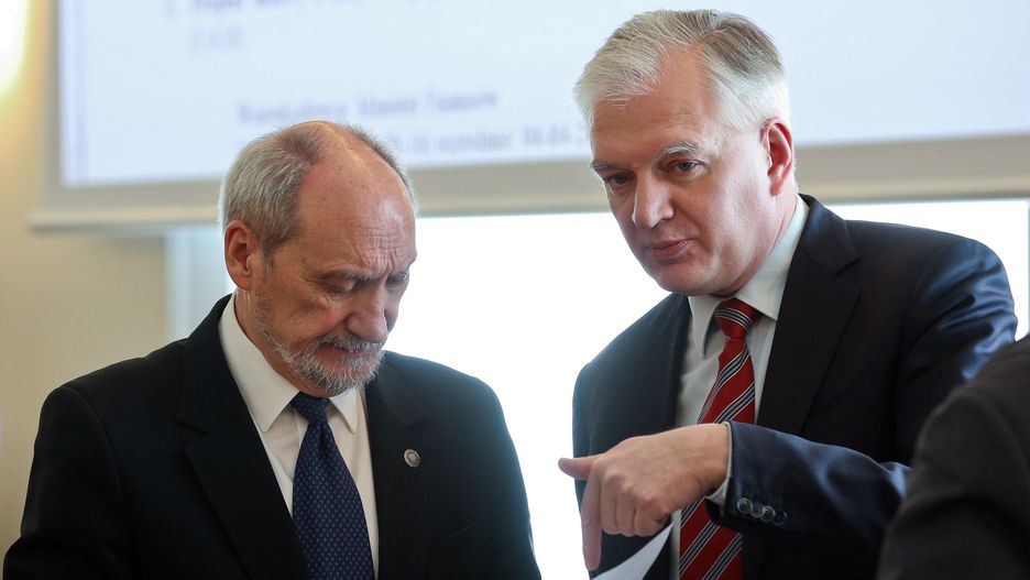 Antoni Macierewicz i Jarosław Gowin przed posiedzeniem rządu w kwietniu 2016 r.
