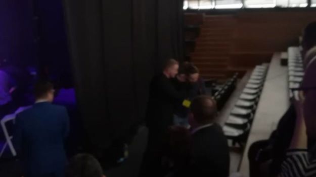 Ochroniarz wyrzuca fotoreportera "Gazety wyborczej"