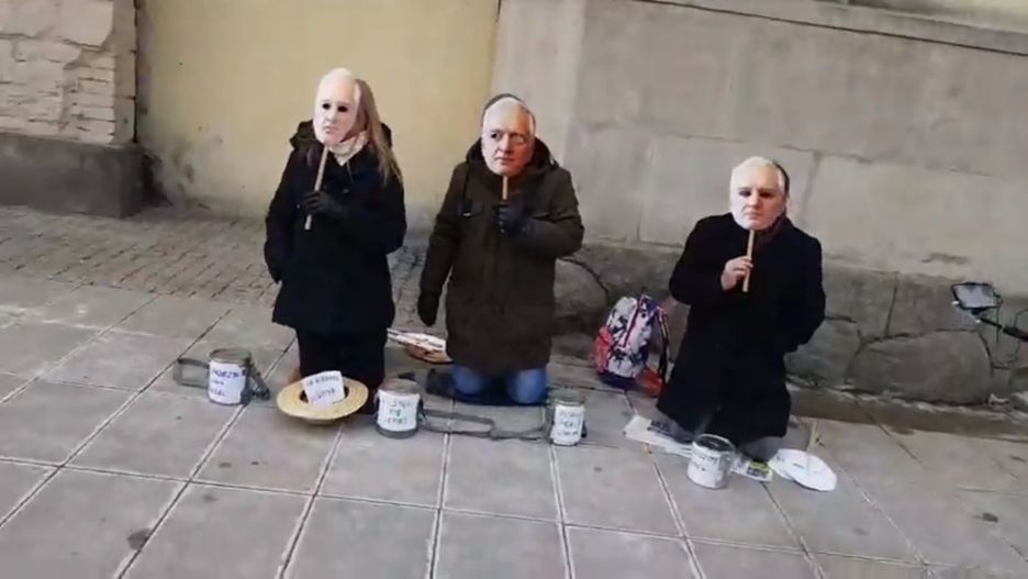 Działacze KOD przed warszawskimi kościołami zbierali pieniądze dla Jarosława Gowina.