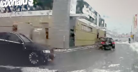 Stłuczka pod McDrive zrujnuje mu portfel. Mechanik z Mrągowa musi zapłacić 35 tys. złotych