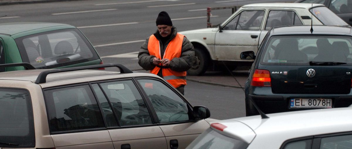 Nie dasz złotówki, porysują ci auto. Problem "parkingowych"