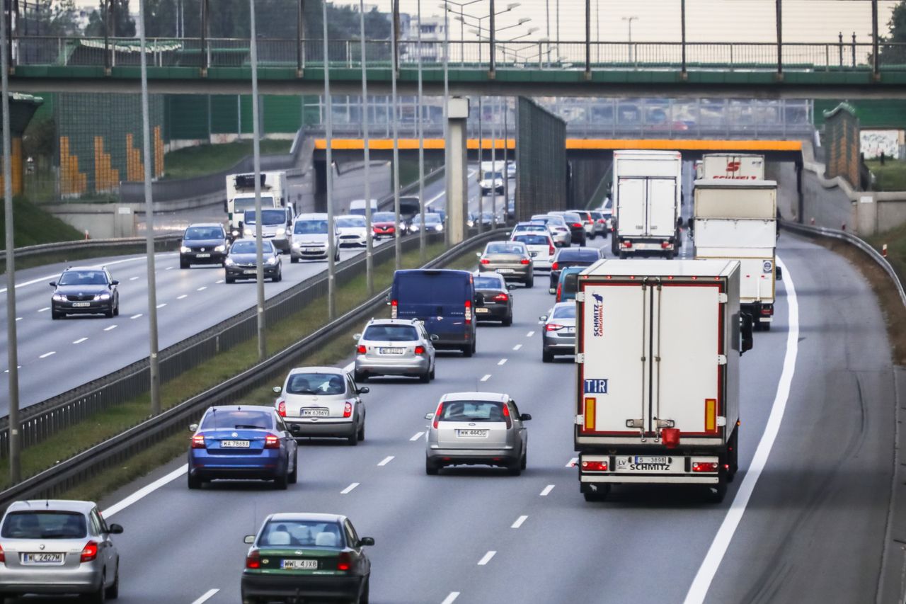 Zderzenie dwóch tirów na S8. Nastąpił wyciek płynów