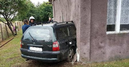 Zajrzała do torebki i wjechała w dom. Na drodze stanęło jej pole