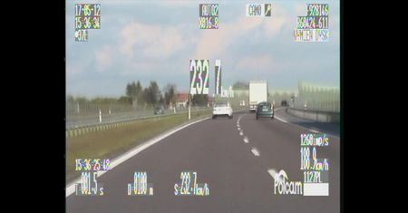 Pirat bez prawa jazdy. Jechał z prędkością ponad 230 km/h