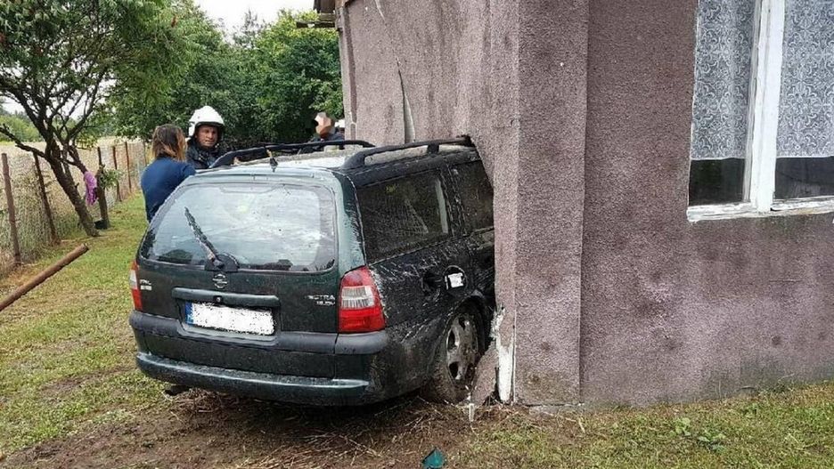 Służby musiały wyciągać samochód z domu.