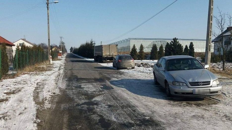 Pijany kierowca opla potrącił trzy kobiety na poboczu