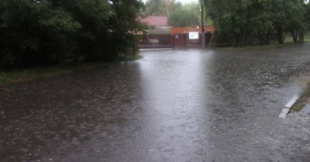 Oberwanie chmury nad Warszawą. Burze i błyskawice także w innych częściach kraju