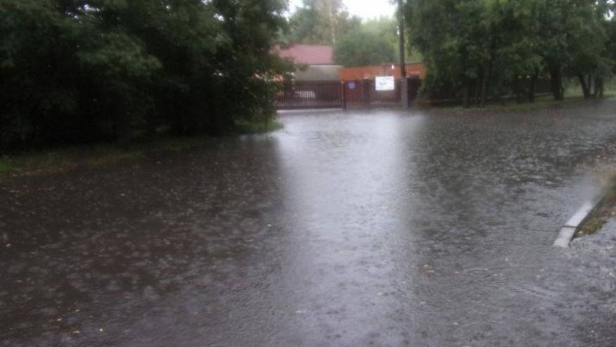 Na ulicach warszawskiej Białołęki płynie woda