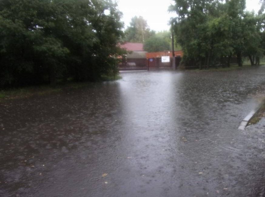 Na ulicach warszawskiej Białołęki płynie woda