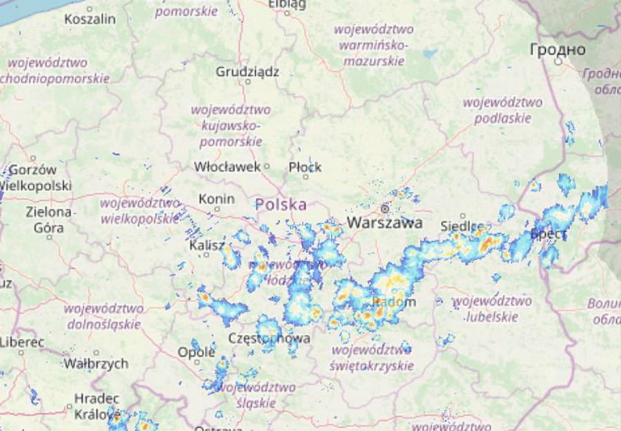 IMGW ostrzega. Pas burz z gradem przechodzi przez Polskę