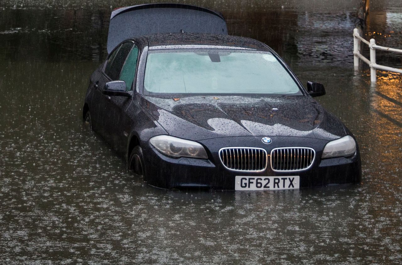 Ulewy utrudniają przebieg referendum w Wielkiej Brytanii
