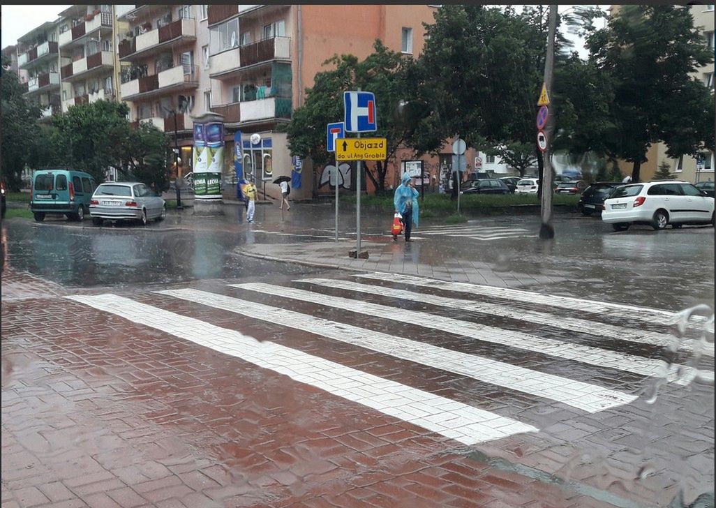 W tych rejonach spadnie dziś nawet 30 litrów wody na m2. Ostrzeżenie I stopnia