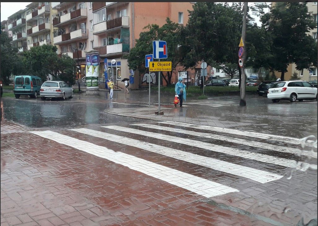 W tych rejonach spadnie dziś nawet 30 litrów wody na m2. Ostrzeżenie I stopnia