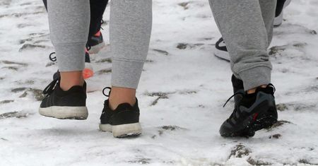 Pogoda w Tatrach zaskoczyła turystów. Zima w pełni, a na nogach adidasy