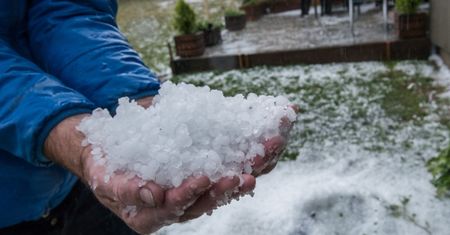 Pogoda. Burze, wyładowania i grad. Wydano ostrzeżenia dla 8 województw