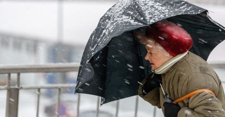 Orkan Friederike zbiera żniwo w Europie. Są już pierwsze ofiary śmiertelne, IMGW ostrzega Polaków