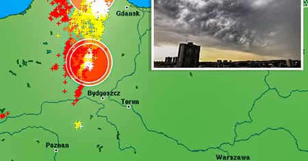 Pogoda. Groźny front idzie przez Polskę. Burze, powalone drzewa i awarie prądu