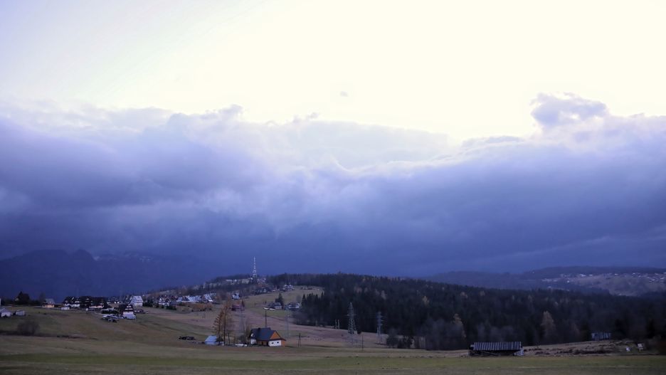 IMGW wydał ostrzeżenia przed silnym wiatrem dla południowych regionów Polski
