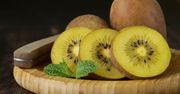 Kiwi w kolorze słońca. Można jeść ze skórką