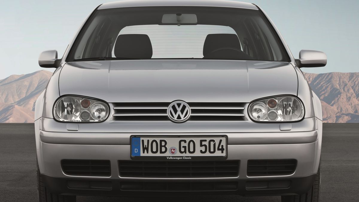 Volkswagen Golf przyzwyczaił nas do widoku małego lusterka z prawej strony.